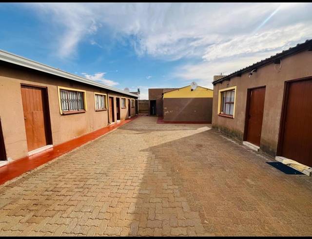 10 BEDROOM HOUSE FOR SALE IN BUHLE PARK